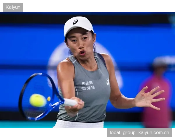 网球挑高球过网刚好落线，对手无奈鼓掌